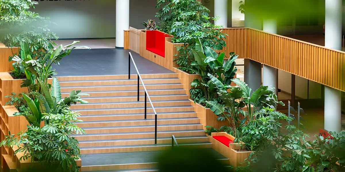 Store grønne planter, trappe med indbygget plantekasser,