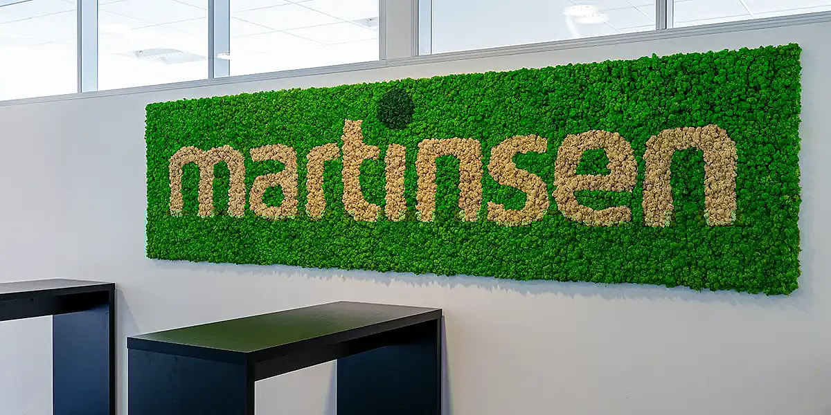 Firmalogo i rensdyrmos, Martinesen logo i mos,