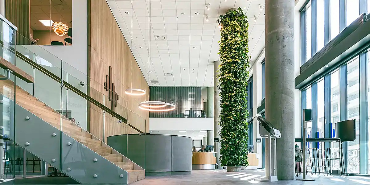 Kontorlandskab med plantesøjle,