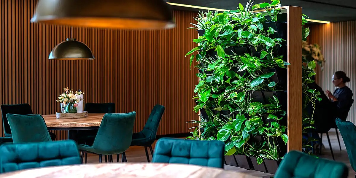 Mobil plantevæg i kantine,