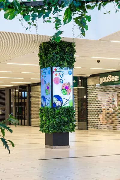 Søjle beklædt med silkeplanter,