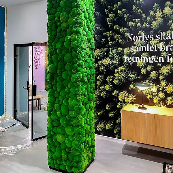 Søjle i butik beklædt med pudemos,