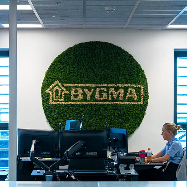 Bygma logo i mos,