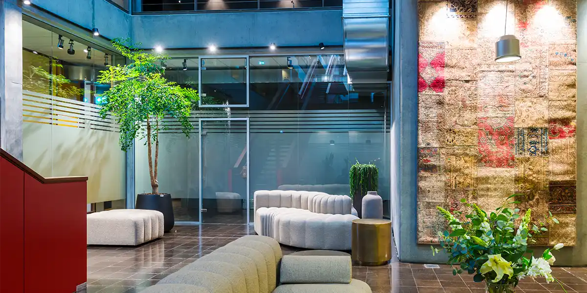 Indretning af reception med planter,