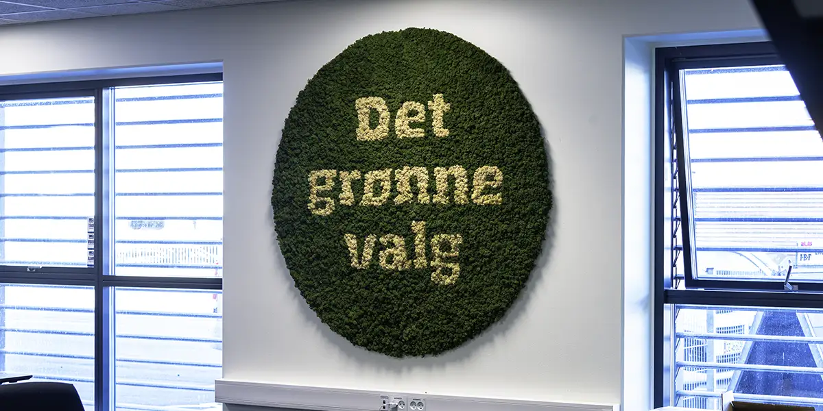 Grøn moscirkel med logo,