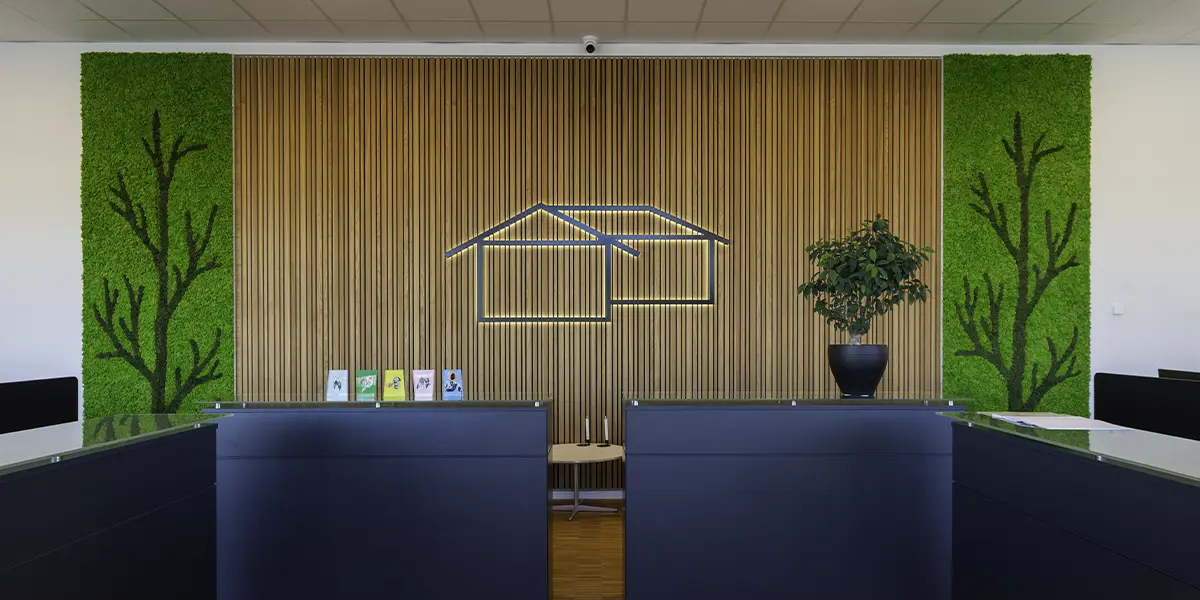 Grønne mosvægge med mønster i reception,