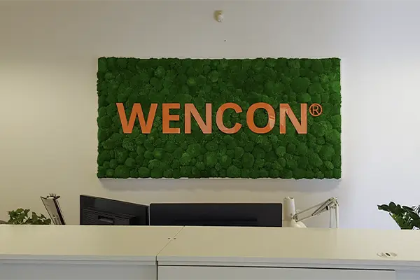 Pudemosvæg i reception med orange logo,