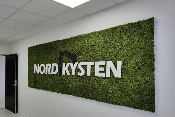 Mosvæg med acryl logo,