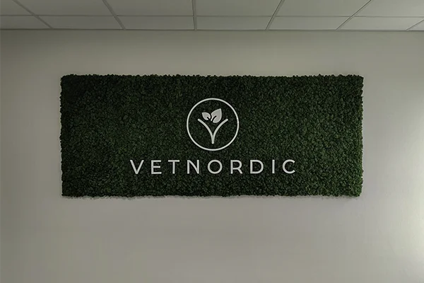 Mosvæg med logo,