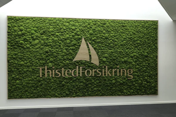 Mosvæg med træ logo,