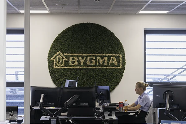 Rund mosvæg med logo,