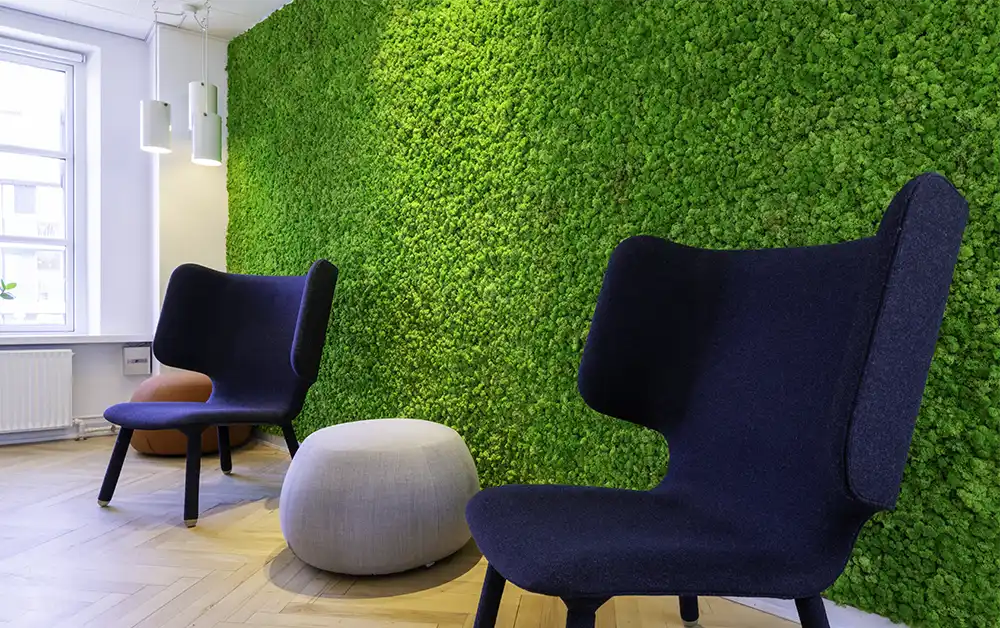 Stor mosvæg i reception,