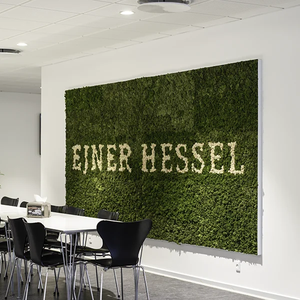 Mørkegrøn mosvæg med hvid logo i mos, ,